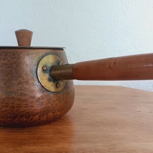 Vintage Hammered Copper Pot with Lid – Brass & Wood Handle